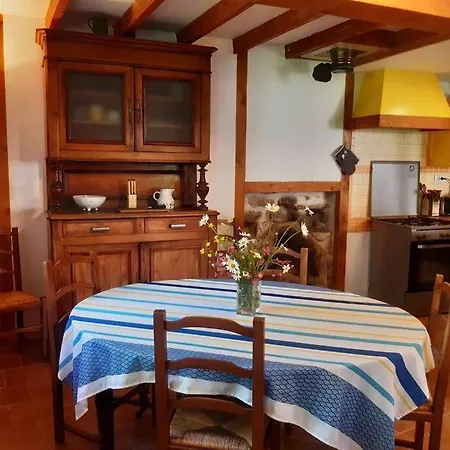 A La Ferme Qui Prend Racines Holiday home Viscomtat