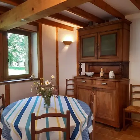 A La Ferme Qui Prend Racines Holiday home Viscomtat