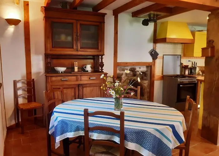 A La Ferme Qui Prend Racines Holiday home Viscomtat